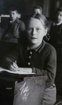 Eva Borková v první třídě, 1946