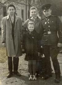 Rodinný priateľ Rus Vladimír s rodinou