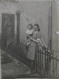 mama s malým Ivankom, Sabinovská ulica