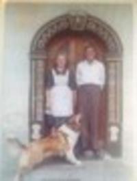 1964 The parents in front the door