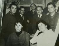 Skupina konstruktérů ve Škodovce v roce 1960 (Marie dole vlevo)