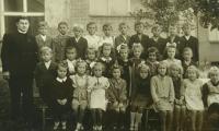 Školní fotografie z první třídy ve školním roce 1945/46 (Marie - první řada, třetí zprava)
