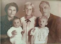 Rodinná fotografie z roku 1948