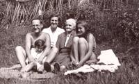 Holidays, left father with Elly, mother, granny, Vlasta, Luka pod Medníkem 1939