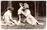 Babička Marie Baranová s vnoučaty, u Bezdězu 1960