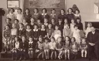 Vlasta, first left, upper row, 4th class Basic School Lupáčova Prague 3, about 1940