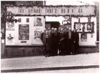 První výročí osvobození, vlevo paní Řezáčová, za ní pan Řezáč, Marie Baranová za nimi uprostřed, Praha 1946