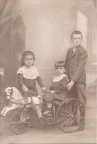Sourozenci zleva matka Marie, sestra Pavla a bratr Gustl, Vídeň, 1910