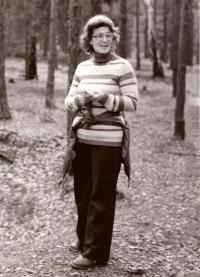 Elly Jouzová running an orienteering race, 1979