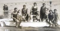 Rodina Viktora Hahna s přáteli u moře v Gradu poblíž Trieste (Itálie). 20. léta 20. století.