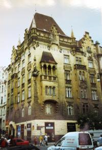 Pařížská 15, Praha. Dům, kde Věra Jakubovič (Hahnová) žila ve věku 10 let, tj. v roce 1931.