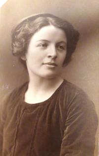 Mother Zdenka Ascher-Kohn as a young lady