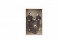 Grandma Rozálie Friedmannová, née. Karpelová (b. 1872, deported 1944, died in Auschwitz) with daughters – from left Gizela Friedmannová (married Weiszmannová, b. 1899, deported 14. 5. 1942; died in Polish territory) and Bella Frie