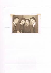 Dorota Waldová (druhá zleva), matka Pavla Friedmanna. Budapešť 1945. Používala v té době krycí jméno Magdolna Varga