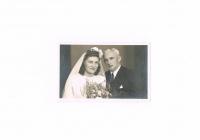Svatební fotografie rodičů Pavla Friedmanna. Trebišov, 1947