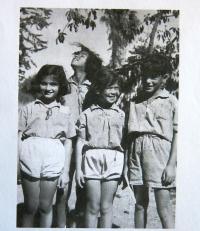 V kibucu Chulda s děvčaty (1949)