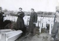 Spolu s katolickým duchovním Petruželou na pohřbu v listopadu 1944 (Hanuš Rebenwurzel vpravo)