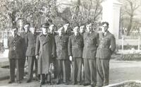 Skupina vojáků s katolickým duchovním