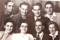 Zeev Ron (v horní řadě druhý zleva) na svatbě přátel. 1949.