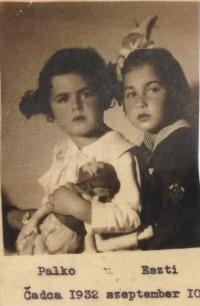 Eli (napravo) so sestrou (1932)
