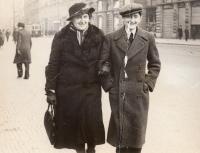 S maminkou v Praze, 1938