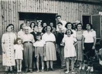 V Izraeli s přeživšími z Skopje, 50. léta, Šaul v přední řadě v šortkách
