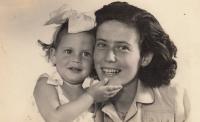 Judith Tauberová s matkou, rok 1945