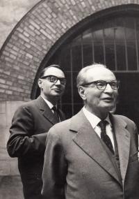 Judithini otec a dědeček na její promoci v roce 1966