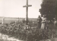 Antonie Kechrtová at the grave murdered in Český Malín