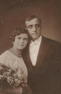 Svatební fotografie rodičů Štěpána a Olgy Beštových