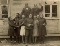 V Českém Malíně v roce 1944, kdy muži vstoupili do čs. armádního sboru