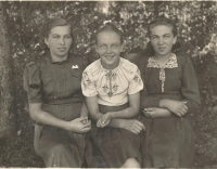 From left of cousin Antonie, Emily and Marie Bešt. Only Antonie survived the tragedy in Český Malín