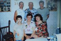 Uprostřed nohoře bratranec Alois Bešta se svou rodinou, který se po životě ve vyhnanství přestěhoval do Novosibirsku