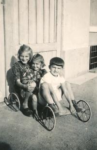 Small Jindřich with his siblings