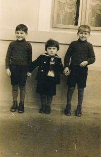 Small Jindřich with his siblings