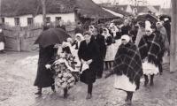 1940 - pohřeb mladého muže. Na fotce mají ženy "vlňáky" - přehozy přes ramena, o kterých pamětnice hovoří na konci války.
