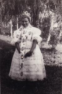 1943 - Jenovefa jako svobodné děvče ve slavnostním kroji (ručně vyšívaný)