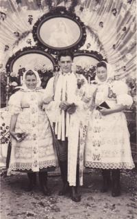 1944 - Jenovefa se sourozenci, slavnost Božího těla s nazdobeným oltářem