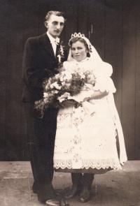 1945 - novomanželé Jenovefa a karel Poňuchálkovi