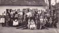 1945 - svatba a hosté u domy nevěsty