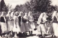 1940 - hody, svobodná děvčata v běžném oblečení