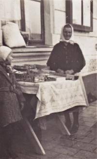 1936 - vzpomínka na dětství a na paní, která každou neděli před svým domem prodávala kousky cukroví