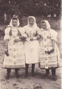 1944 - Jenovefa (vpravo) se sestrou a kamarádkou ve svátečním kroji