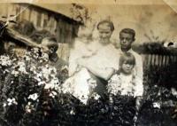 Rodina před domem na Bojarce (chybí otec a nejstarší bratr, kteří bojovali ve Svobodově armádě)