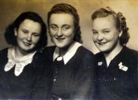 Marie (vpravo) jako šestnáctiletá na rodinné škole v Čechách
