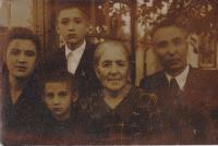 Ludmila Muchina s rodiči, bratren Vječeslavem a babičkou v roce 1955