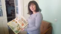 Viktorie Vorobets s českou knížkou z dětství