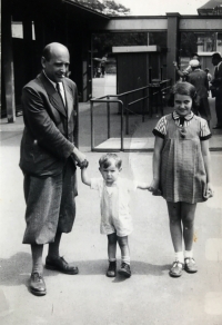 Eduard Beránek with his children, Eva and Jirka, at the ZOO. Prague, 1941