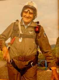 Pavel Höchsmann at age 86 - the oldest Czech parachute jumper.