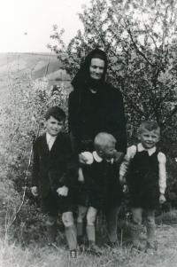  Pavel Dias s bratranci a babičkou Marií 